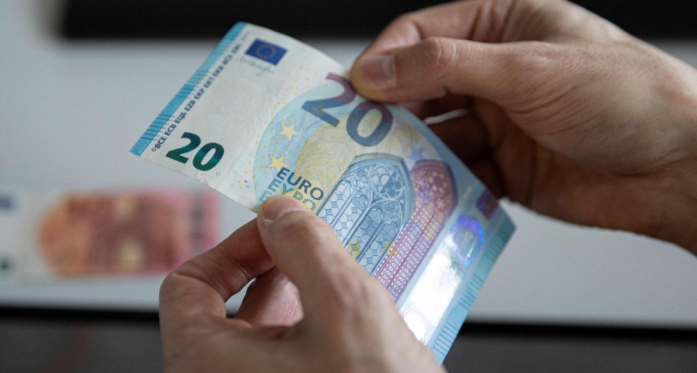 Rënia e euros, qeveria kursen 40 mln euro nga interesat e borxhit më 2024